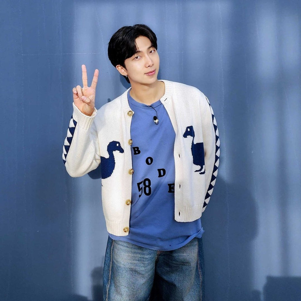 【BTS RM】BODE ブルー ロゴ Tシャツ - Palang ‐ KpopFashionStore