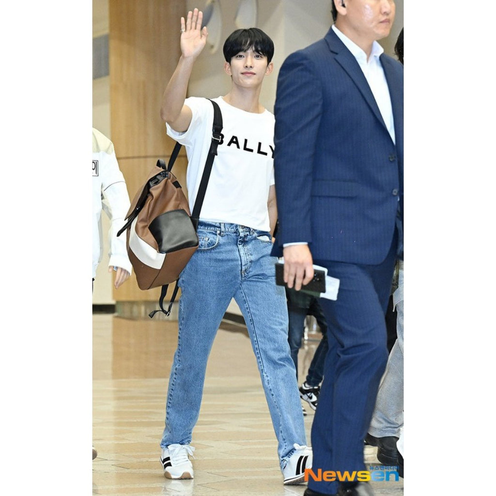 【SEVENTEEN ドギョム】BALLY ロゴＴシャツ - Palang ‐ KpopFashionStore